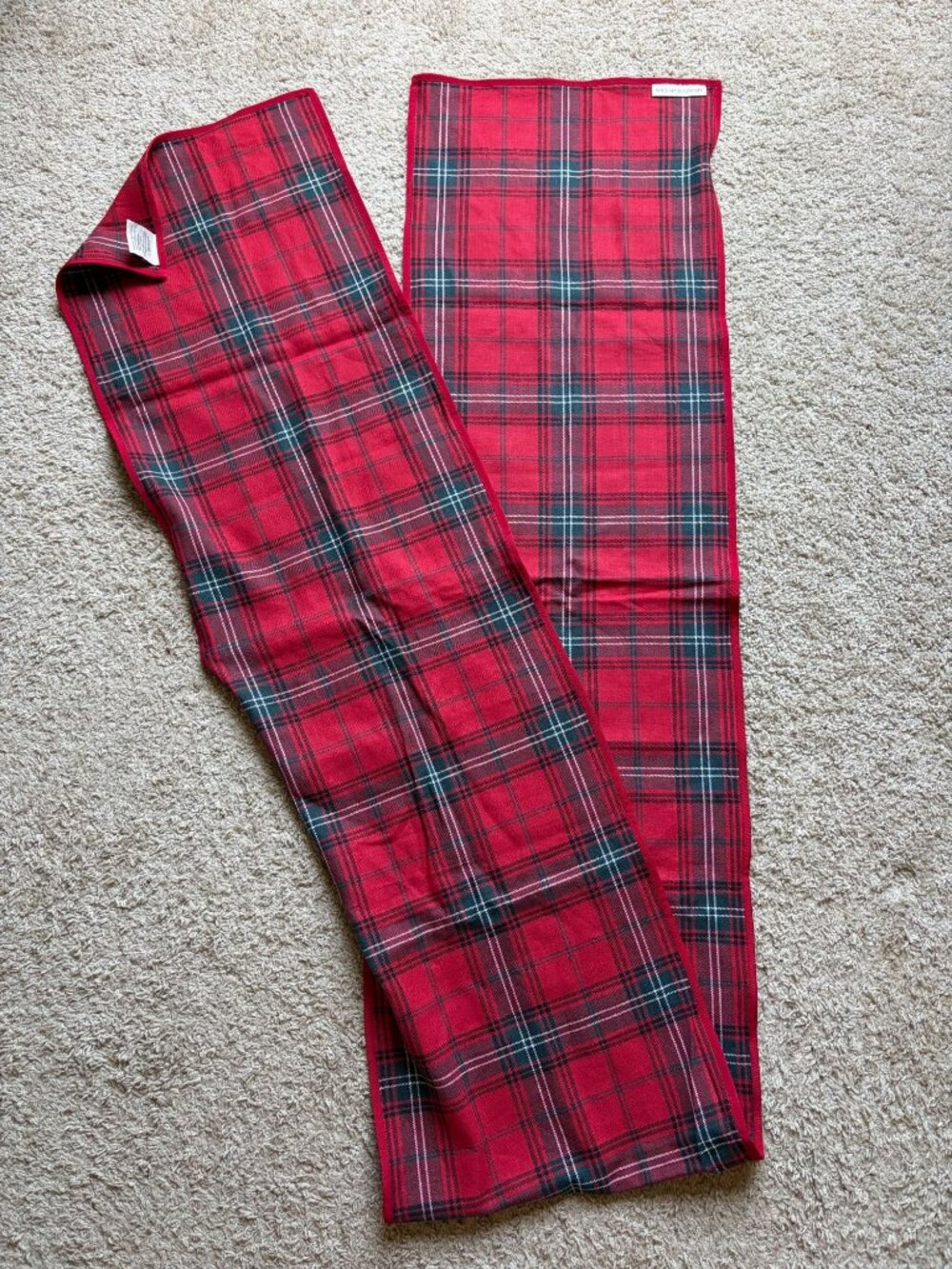 Williams Sonoma Set of 8 Tartan Plaid Red Cloth Napkins and Table Runner 16 x 90 - Picture 4 of 11